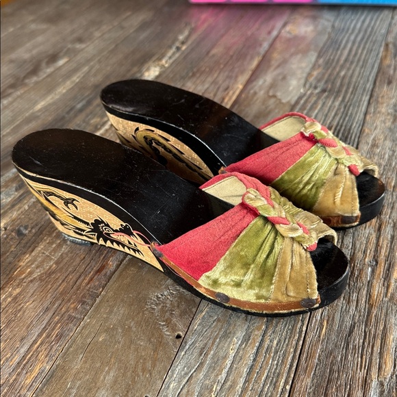 Vintage 1942 handmade & signed hand carved dragon wood wedges with velvet upper - Picture 2 of 10